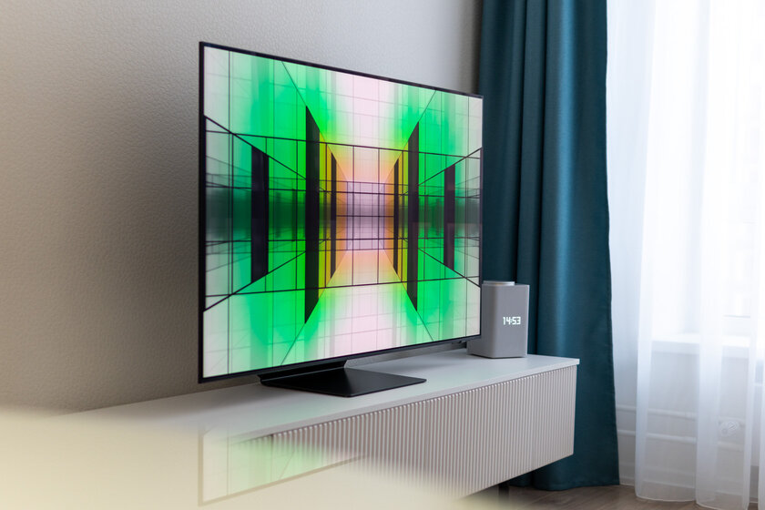 Настолько тонкий OLED-телевизор, что разъёмы вынесли отдельно. Обзор Samsung S95C — Первые впечатления. 1